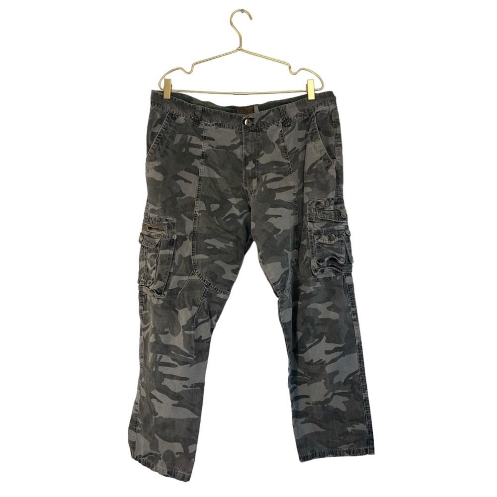 The Imagine Distressed Camo Womans Boyfriend Cargo Jeans Size 38W 30L 0132